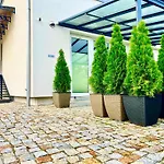 North Nest Luxury - Quiet Garden - Family Friendly - Free Parking *