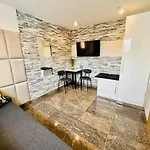 North Nest Luxury - Quiet Garden - Family Friendly - Free Parking