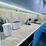 North Nest Luxury - Quiet Garden - Family Friendly - Free Parking *