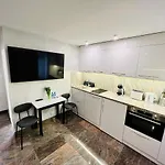 North Nest Luxury - Quiet Garden - Family Friendly - Free Parking Apartmán