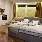 North Nest Luxury - Quiet Garden - Family Friendly - Free Parking Apartment
