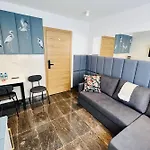 North Nest Luxury - Quiet Garden - Family Friendly - Free Parking Apartment