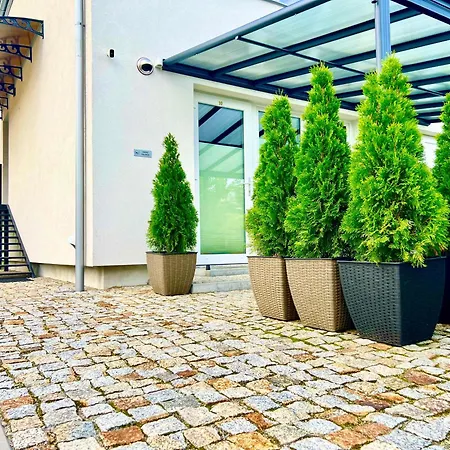North Nest Free Breakfast Private & Street Parking *