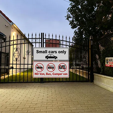 North Nest Free Breakfast Private & Street Parking *