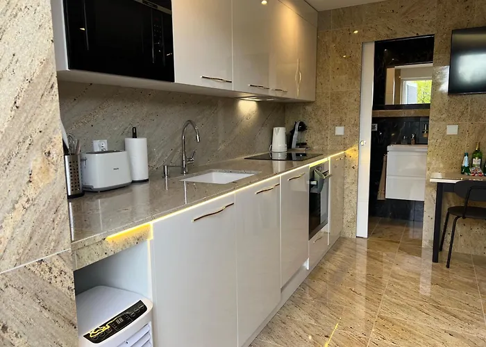North Nest Luxury - Quiet Garden - Family Friendly - Free Parking